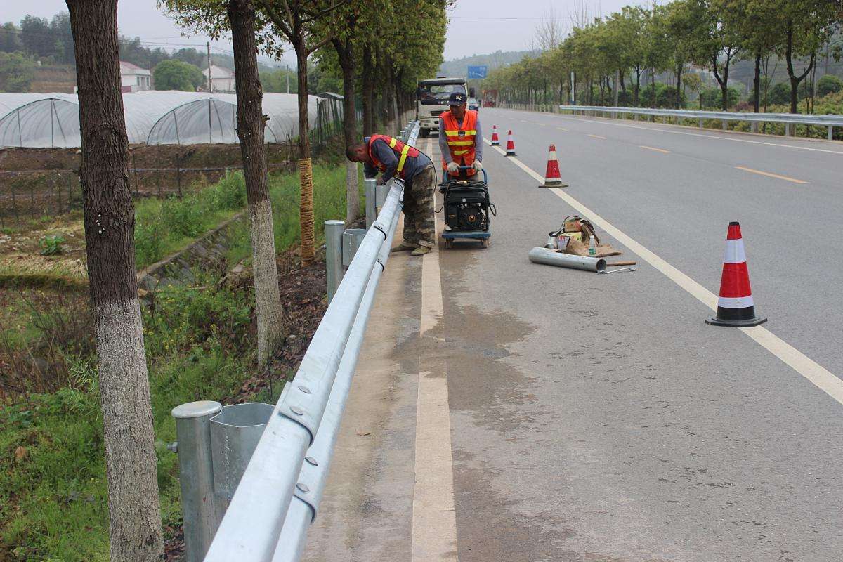 公路波形護(hù)欄平時(shí)應(yīng)該怎么維護(hù)呢？